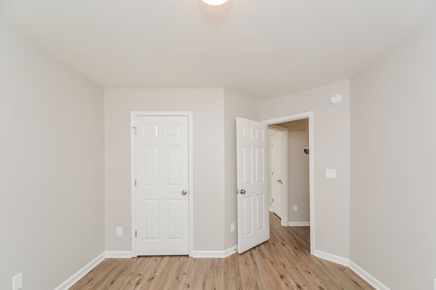 Building Photo - 5215 Little Sandy Dr