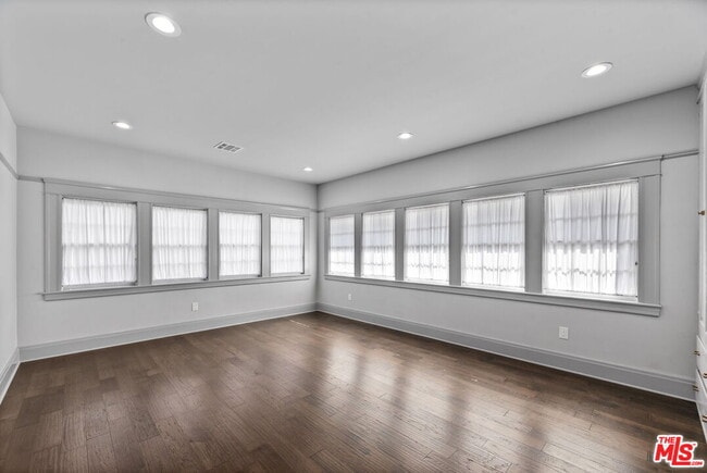 Building Photo - 344 S Kingsley Dr