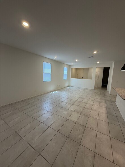 Building Photo - 1675 W Pima Ave