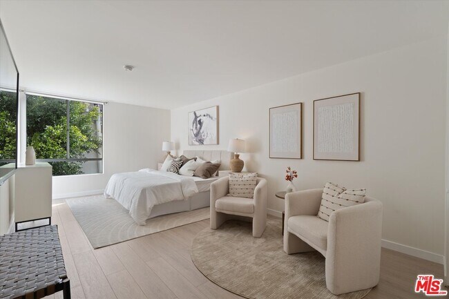 Building Photo - 429 N Oakhurst Dr