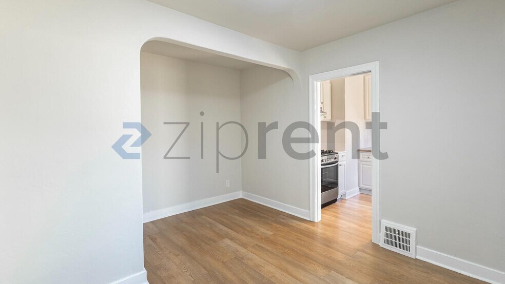 Building Photo - Unit 4