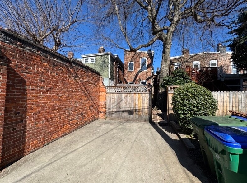 Building Photo - 1843 W Grace St