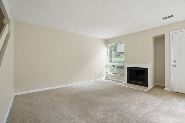 Building Photo - 2-Bed Townhome with Patio - Community Pool