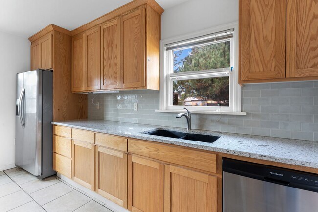 Building Photo - Spacious 6 Bed 2 Bath Home- N Portland Charmer!