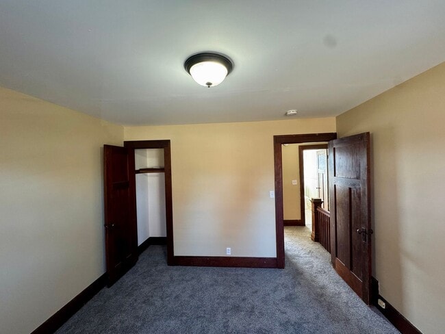 Building Photo - Updated 2BR Townhome Across from Stephens Park