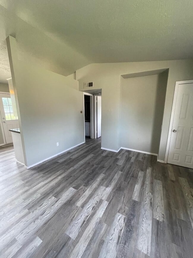 Building Photo - Adorable 1 bedroom 1 bathroom Duplex For Rent
