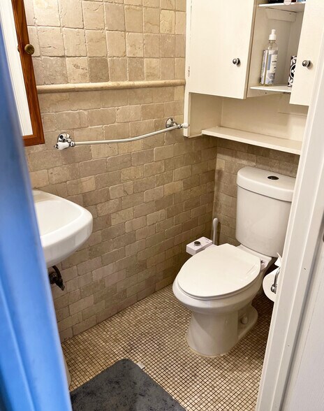 Bathroom 2 - 8512 Saturn St