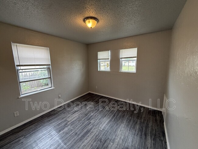 Building Photo - 605 SE 72nd St