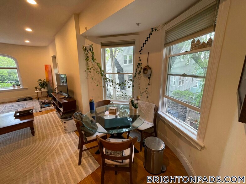 Building Photo - 10 Selkirk Rd