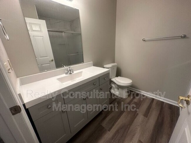 Building Photo - 800 Folly Ct