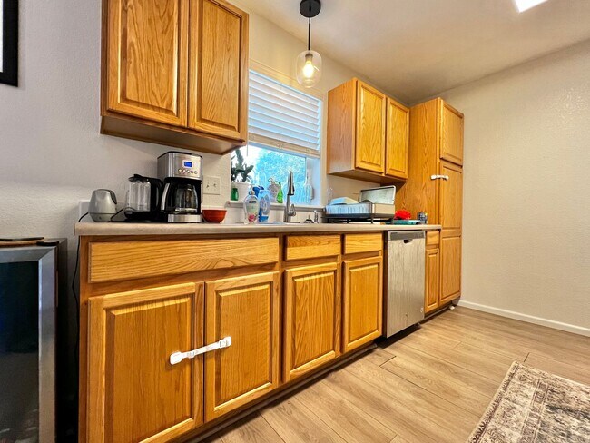 Building Photo - Fantastic 3 Bed 2.5 Bath Townhome in Water...