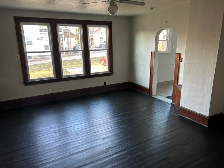 Building Photo - 491 Allyn St