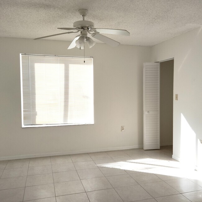 Building Photo - 17101 Glenmoor Dr