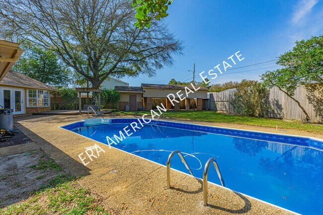 Building Photo - 608 Manor Ct