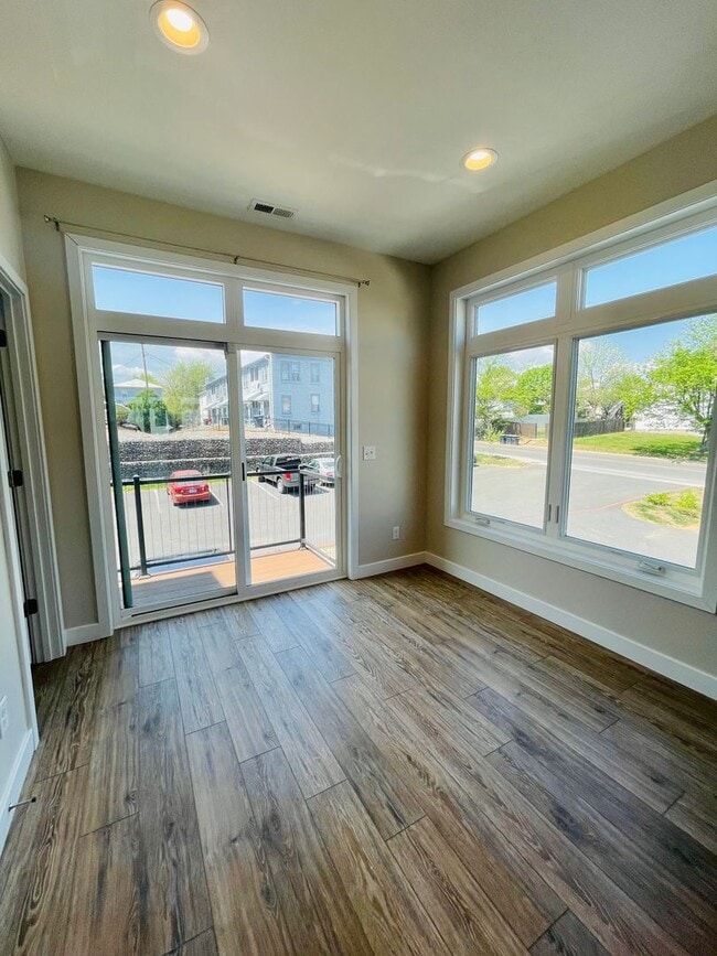Building Photo - Modern Downtown Townhouse for Rent