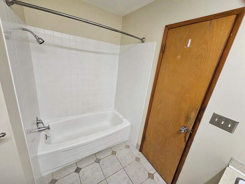 Shower in main bath - 6336 SE Cedarcrest Dr