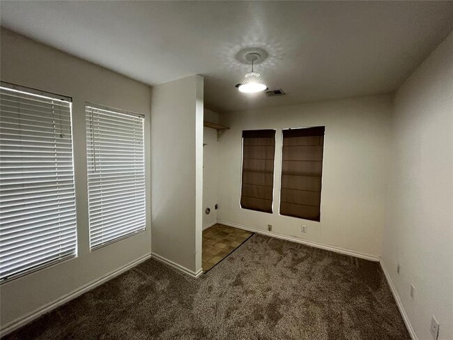 Building Photo - 312 N 6th St