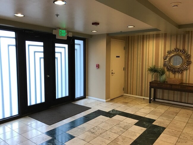 Building Photo - RENT SPECIAL - CONDO in Prime NOHO Art Dis...