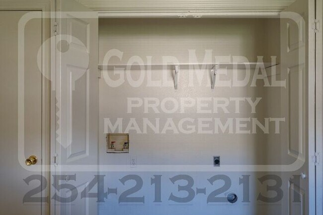 Building Photo - 1803 Cedarhill Dr