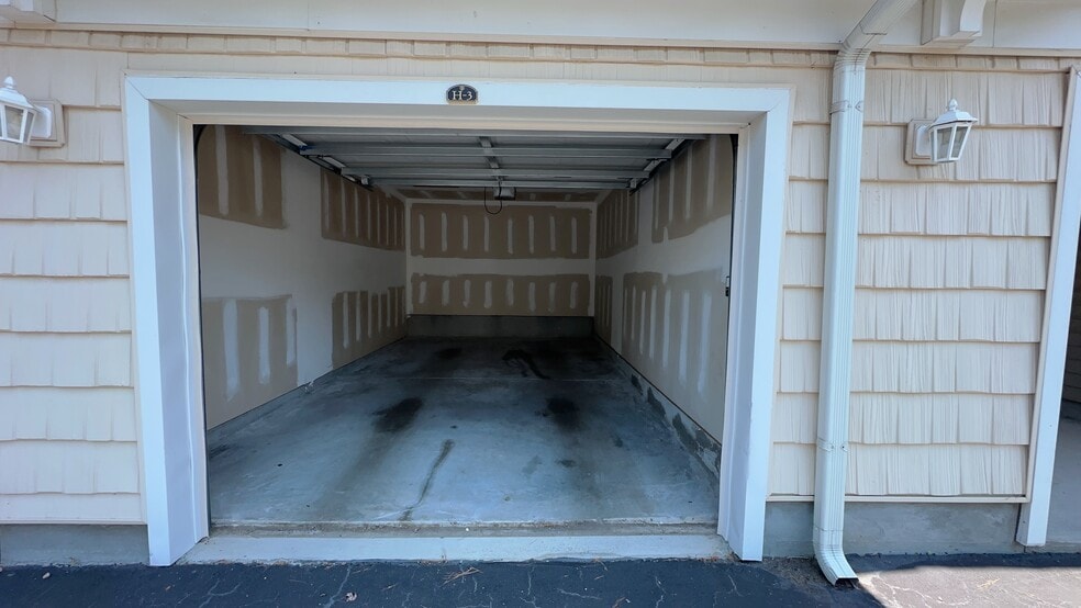 Private Garage - 432 Glencrest Pl
