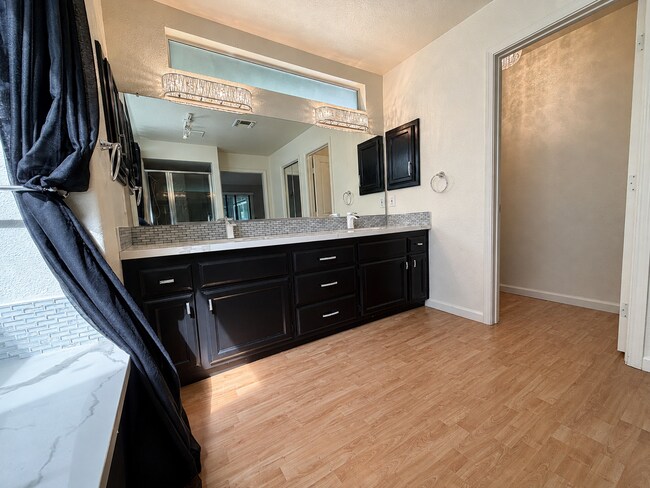 Building Photo - 8036 Glenbar Way