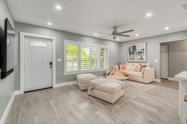 Building Photo - 400 Tequesta Dr