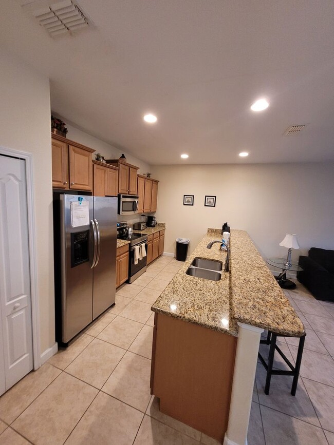 Building Photo - Fully Furnished 4 bed 3 bath with Pool in ...