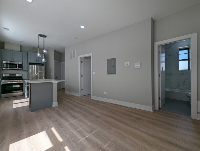 Building Photo - 421 W Belden Ave
