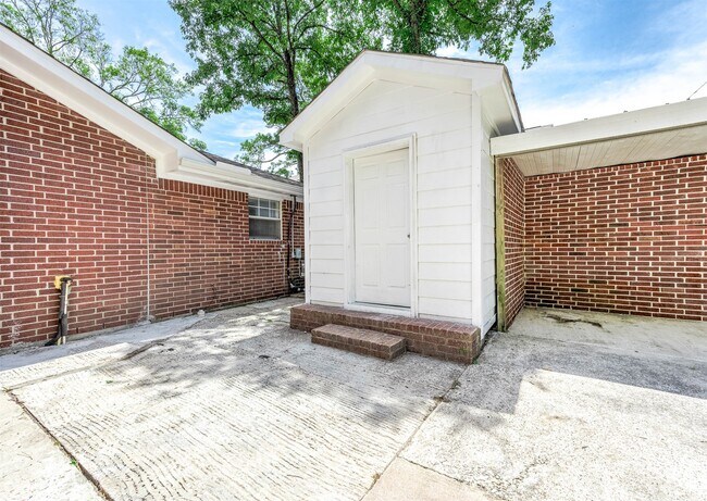 Building Photo - 8903 Sultan Dr