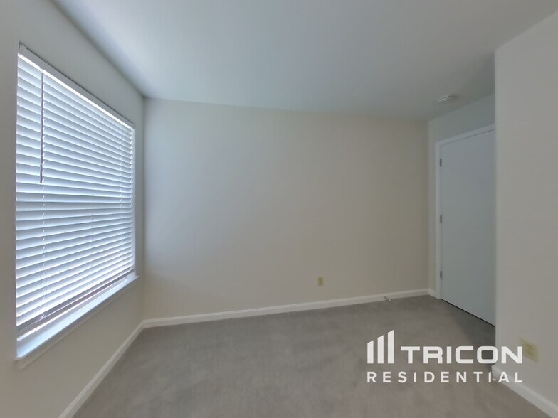 Building Photo - 4500 Luau Ct