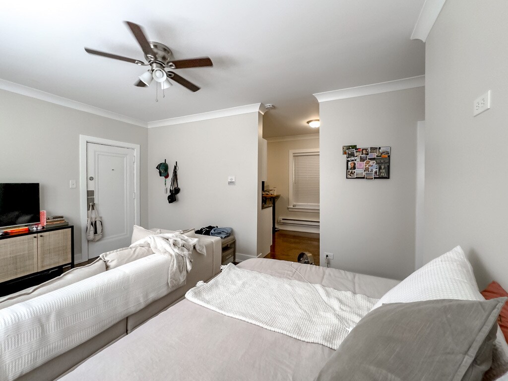 Building Photo - 648 W Roscoe St