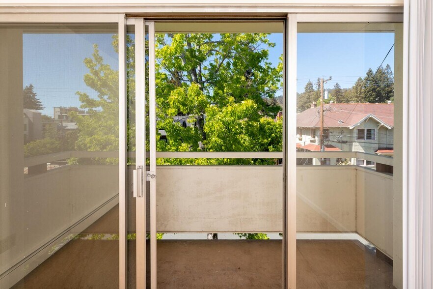 Building Photo - Elmwood 2 bed 1 bath condo great location