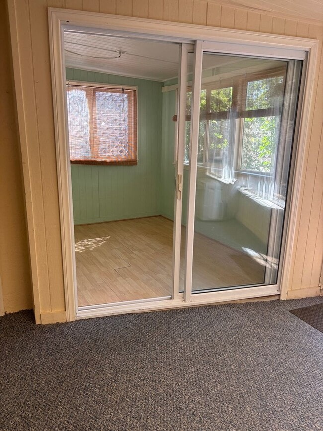 Building Photo - Spacious 2 Bedroom with Sunroom & Office 5...