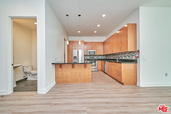 Building Photo - 3223 W 6th St