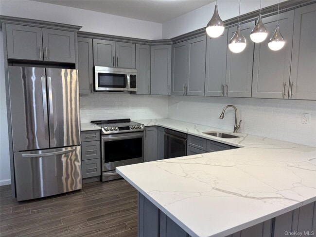 Building Photo - 2 Bay Club Dr