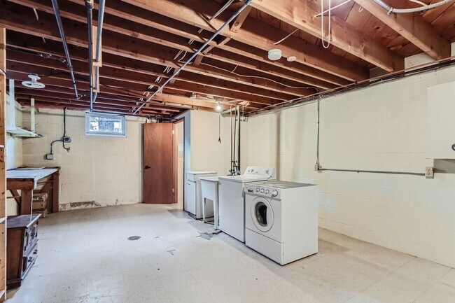 Building Photo - Modern 2 Bed/2 Bath Unit in Minneapolis! R...