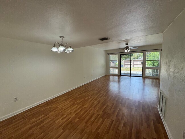 Building Photo - Lovely 2 Bedroom, 1.5 Bathroom Home in Orlando! Minutes from Top Attractions!! (Water Included!)