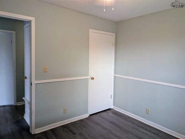 Building Photo - 2805 S Bandera Dr