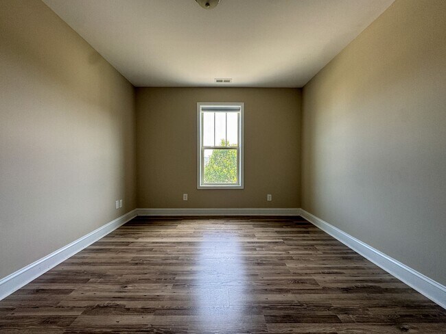 Building Photo - Gorgeous 4 Bed 2.5 Bath Home in West Gate