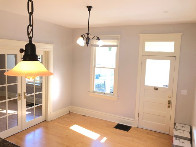 Building Photo - CHARMING 2 BED 1 BATH CAPITAL HILL HOUSE I...