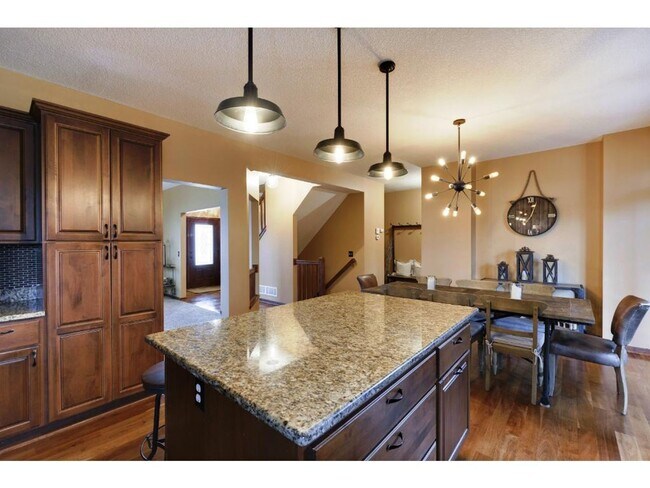 Building Photo - Woodbury, Stylish & Spacious Home Near Sho...