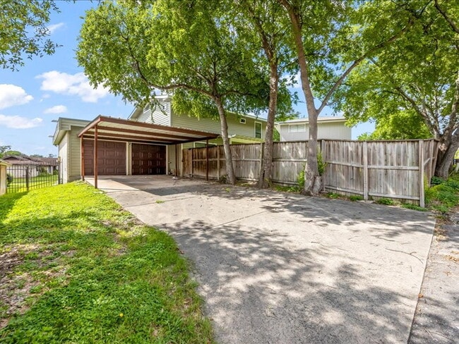 Building Photo - Spacious 3-Bedroom Home Near Medical Cente...