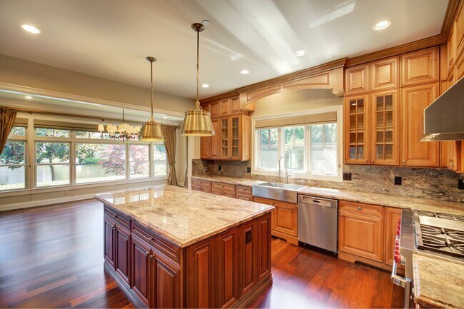 Building Photo - 4Bd+Den/4.5Ba Clyde Hill House
