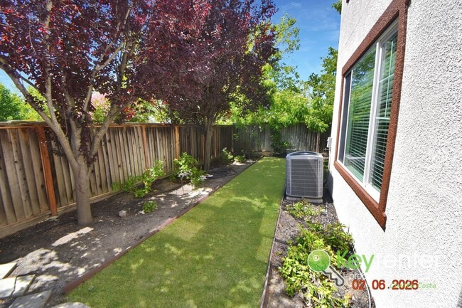 Building Photo - Beautiful 4 Bedroom Windemere Home on Corner Lot