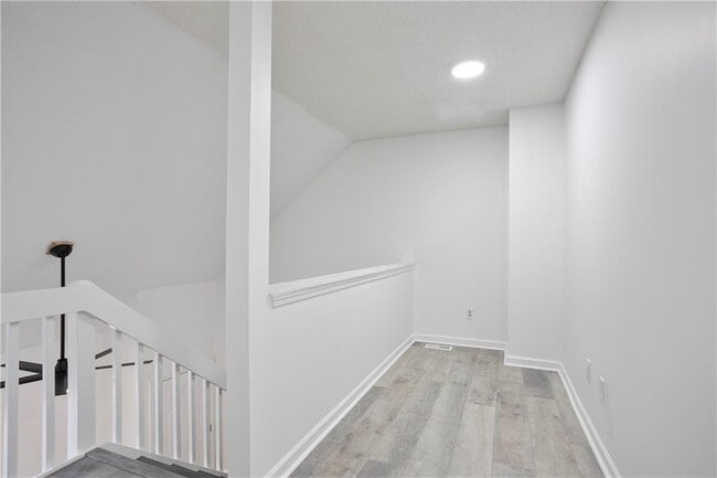 Building Photo - 6714 Lakewood Dr