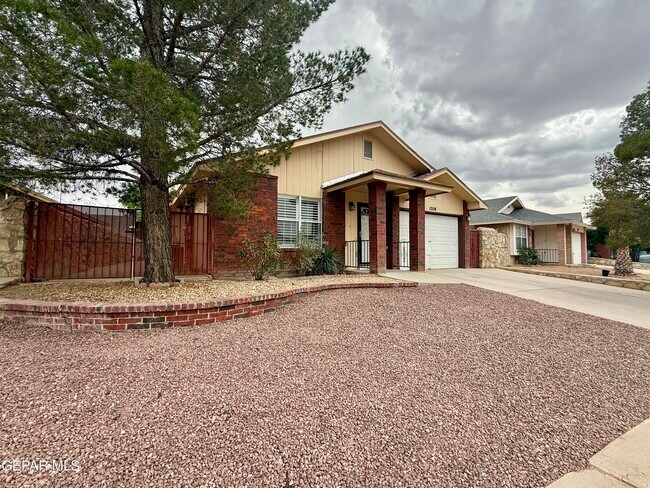 Building Photo - 12118 Royal Woods Dr