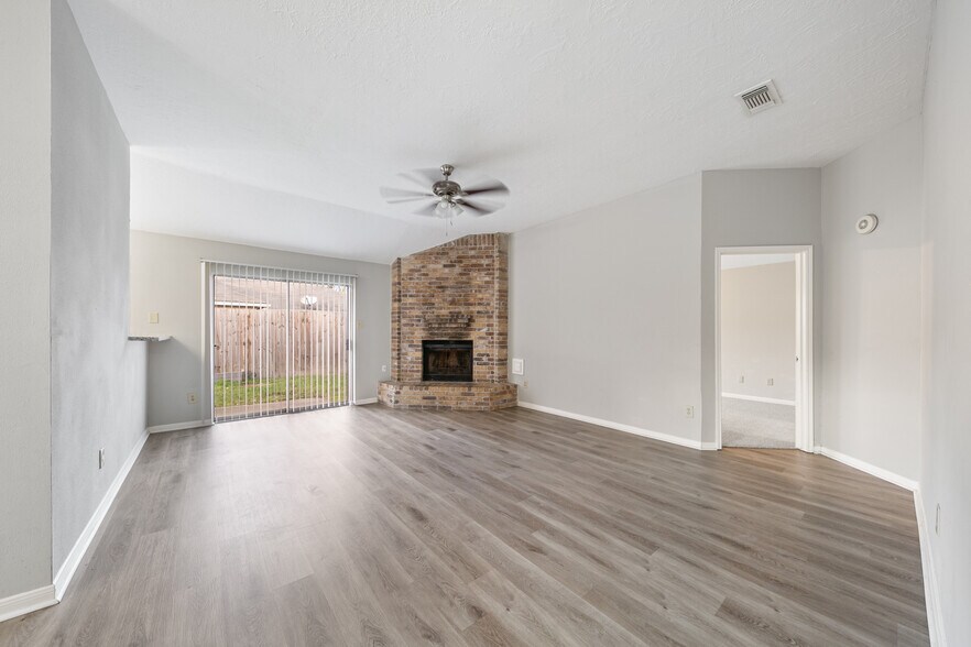 Building Photo - 10530 Rippling Fields Dr