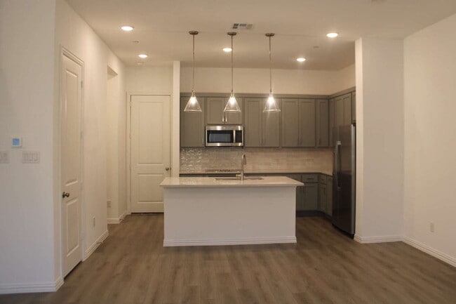 Building Photo - 628 Blue Rdg Dr