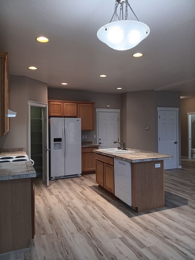 Building Photo - Beautiful Newly Remodeled Propety Ready Fo...