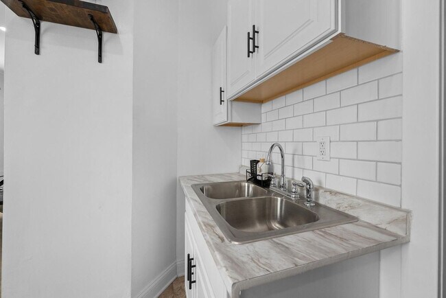 Building Photo - 4878 Tarnow St